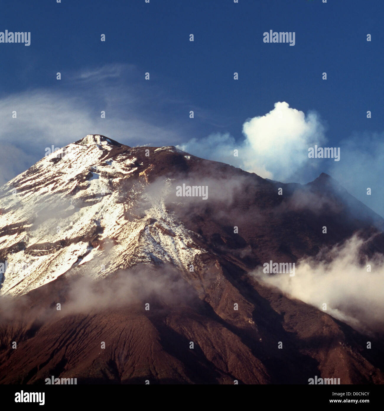 Vulcano Tungurahua emette vapore dopo una recente eruzione Foto Stock