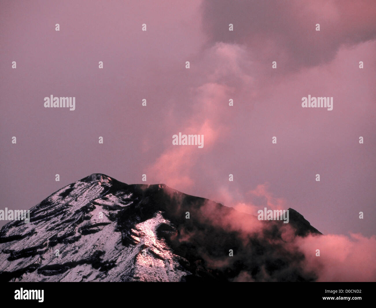 Vapore sorge al tramonto dal vulcano Tungurahua la Caldera sommitale Foto Stock