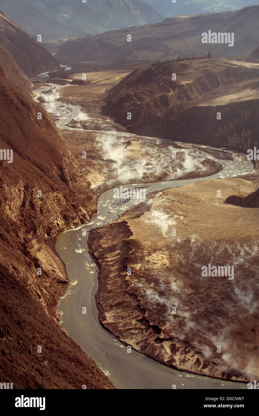 Vapore sorge il fiume Chambo dopo essere stato soffocato dal vulcanico surriscaldato detriti dall'eruzione del vulcano Tungurahua Foto Stock