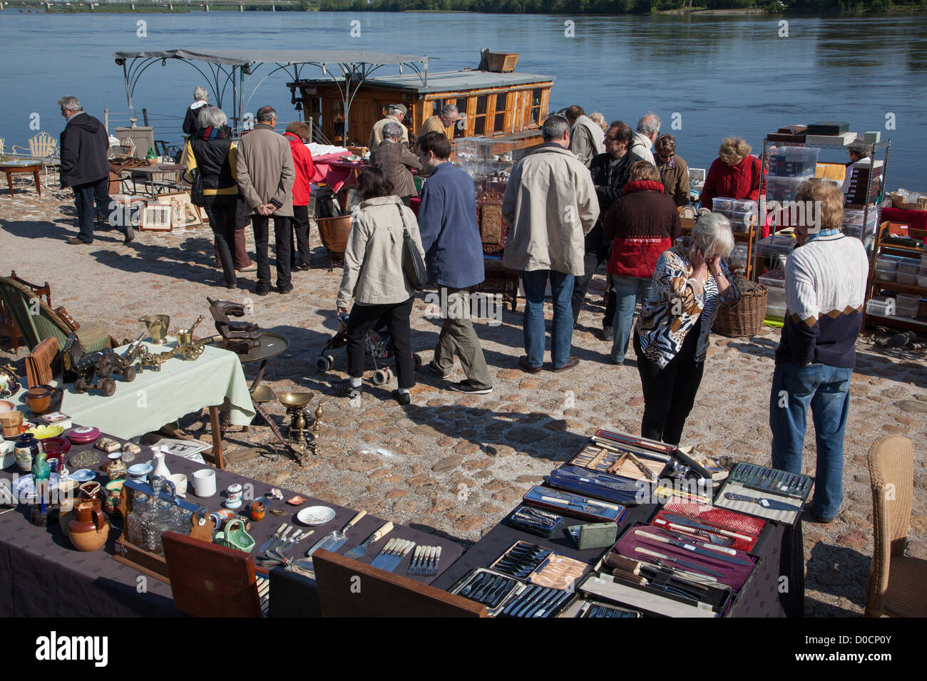 Mercato delle Pulci impostato sulle banchine della LOIRE MONTSOREAU Maine-et-Loire (49) FRANCIA Foto Stock