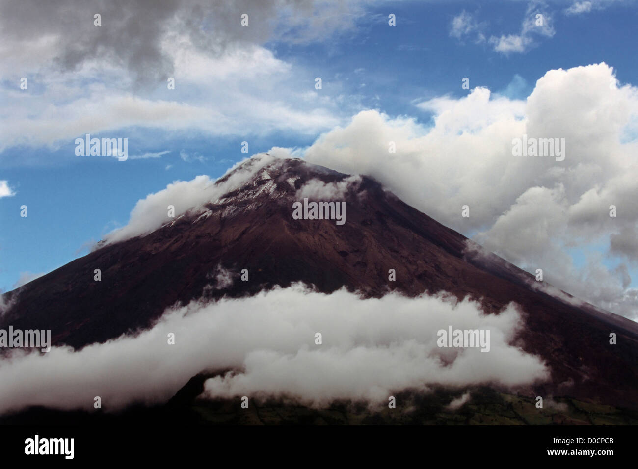 Fori per la fuoriuscita del vapore dal vulcano Tungurahua Foto Stock