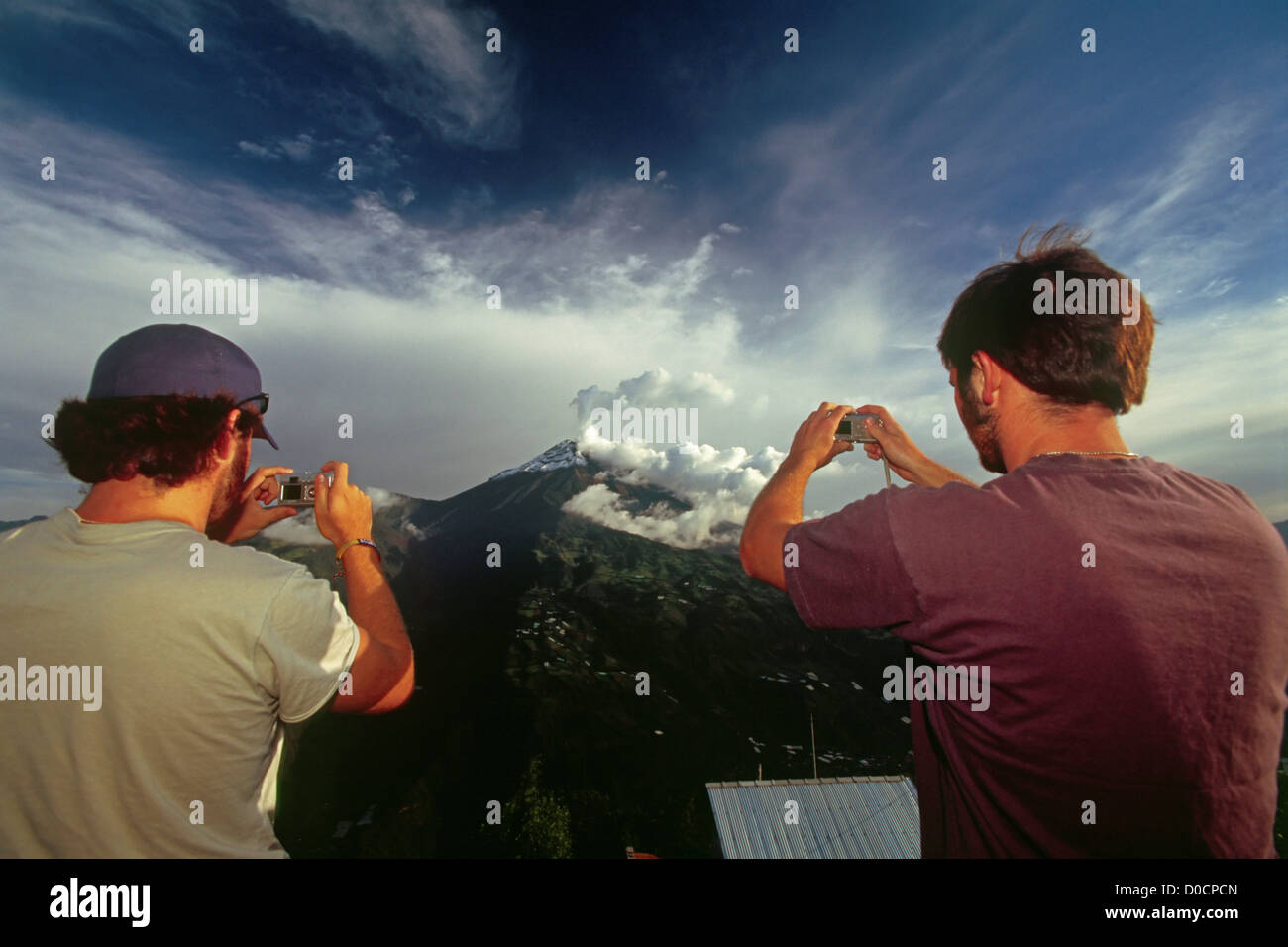 I turisti prendono una visualizzazione digitale di un vulcano di sfiato Foto Stock
