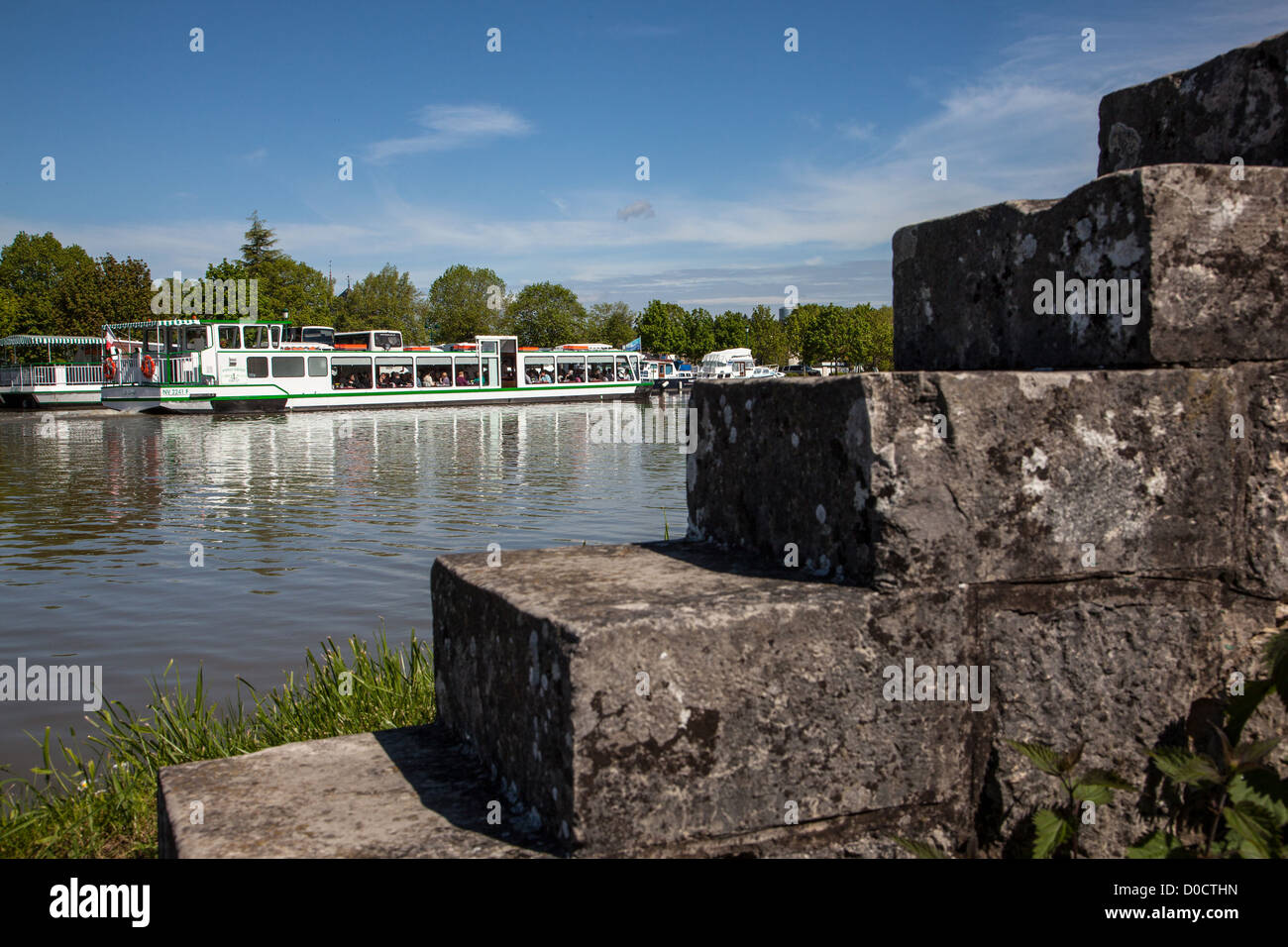 Barca DI FRONTE ALLA MARINA DI BRIARE CANAL che corre lungo la Loira Loiret (45) FRANCIA Foto Stock