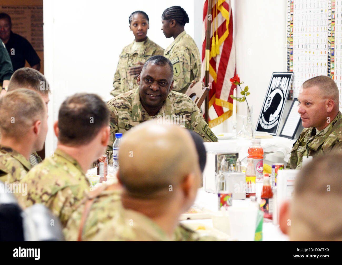 Il generale Lloyd J. Austin III incontra i soldati all'aeroporto di Bagram, Afghanistan, discutendo di professionalità e valori dell'esercito durante una colazione con la Combined Joint Task Force-1. Foto Stock