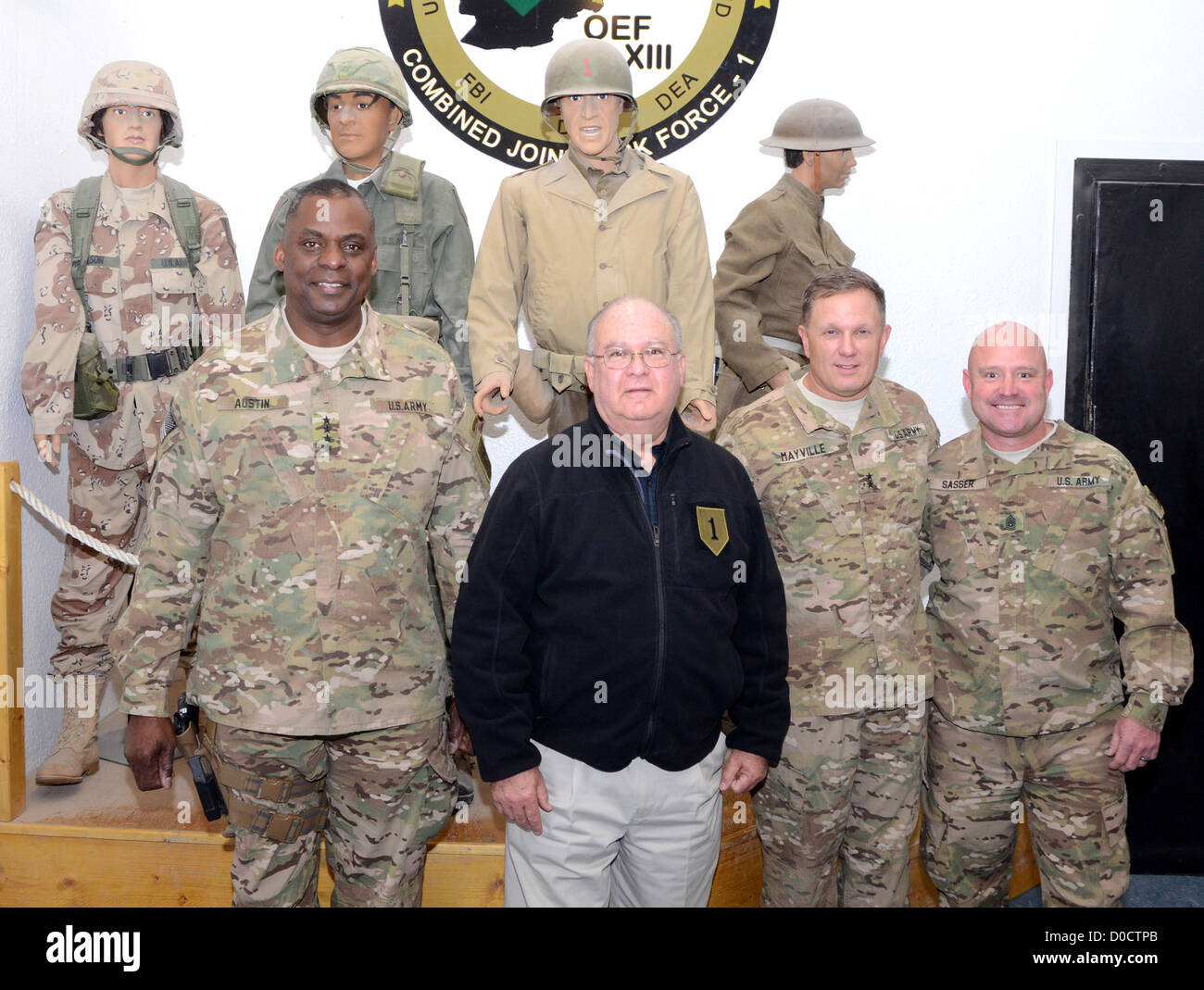 Il generale Lloyd J. Austin III e Joseph W. Westphal visitano Bagram Air Field in Afghanistan per valutare le operazioni e incontrare la leadership militare, sostenendo gli sforzi dell'esercito statunitense nella regione. Foto Stock
