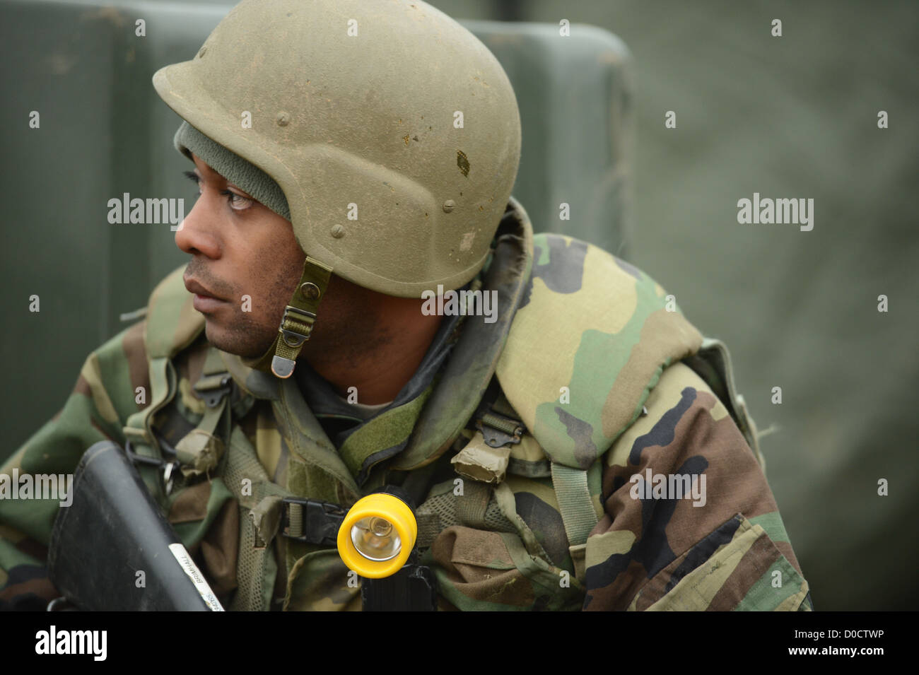 SPANGDAHLEM AIR BASE, Germania -- un aviatore dal 606th Air Control Squadron guarda per i nemici durante la Combat Readiness training nov. 15, 2012. Foto Stock