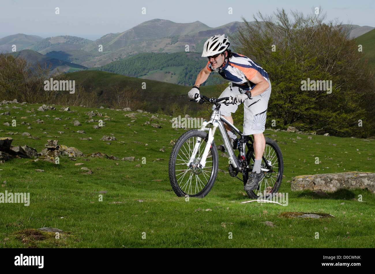 Rider in azione al Freestyle Mountain Bike a Sessione Foto Stock