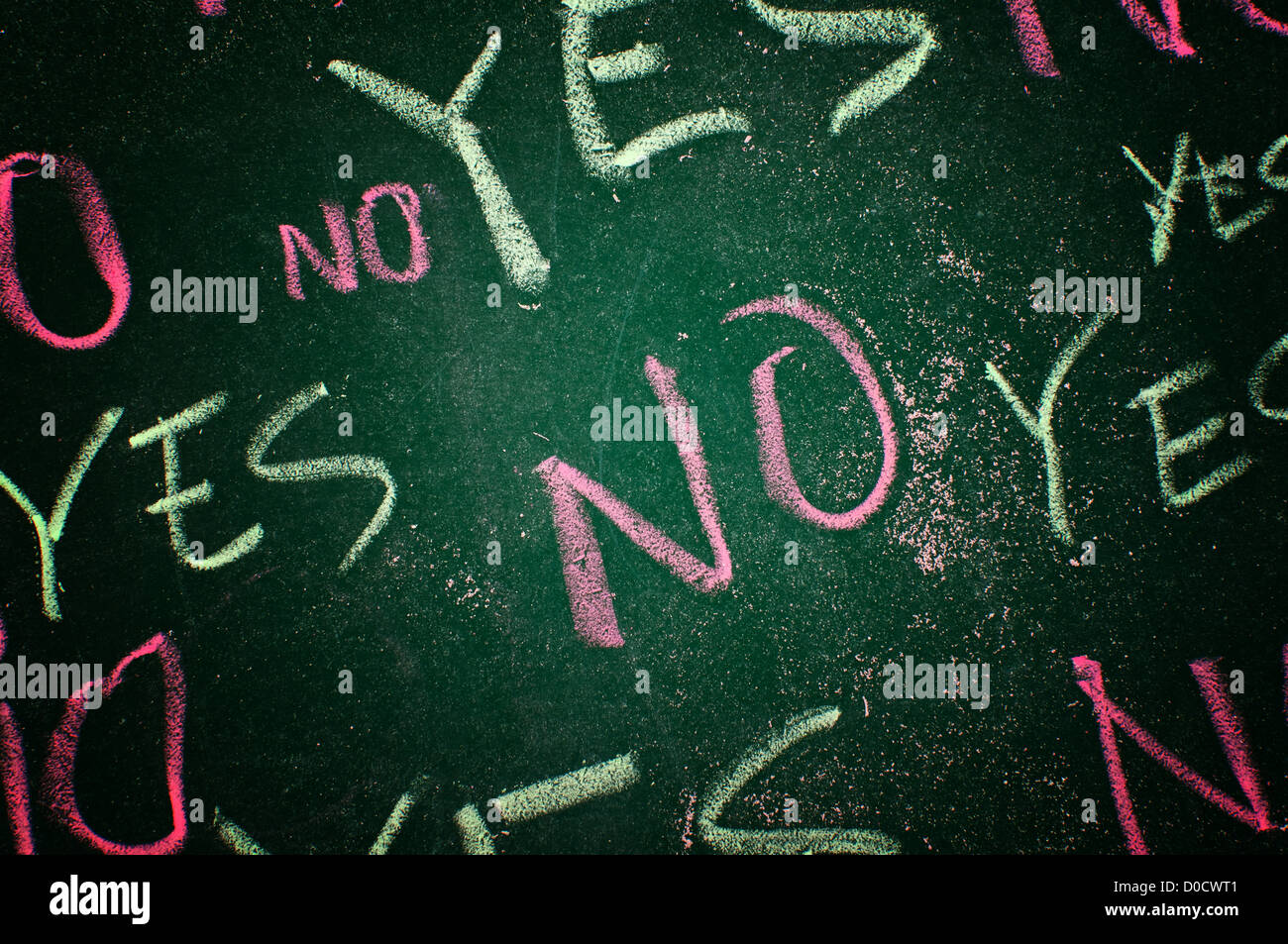 Yes and no concept; words written with chalk on the green board Foto Stock