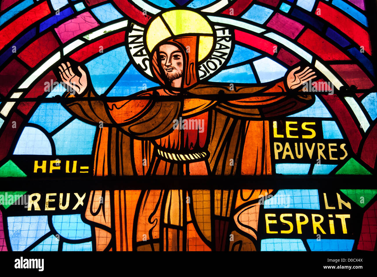 San Francesco d Assisi beati i poveri in spirito VETRATA nella chiesa abbaziale di NOTRE-DAME IN BEAUGENCY LOIRET (45) FRANCIA Foto Stock