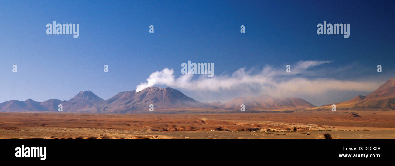Volcan Lascar fuoriesce cenere nel cielo di Atacama Foto Stock