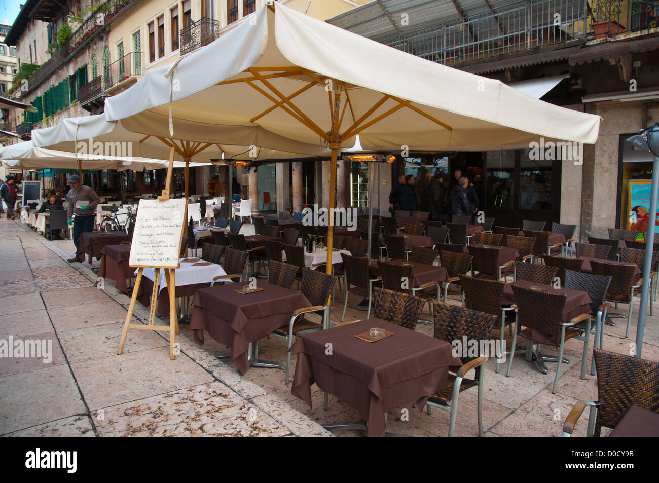 Ristorante Bar Terrazza Piazza delle Erbe Piazza Città Vecchia città di Verona Veneto Italia del nord Europa Foto Stock