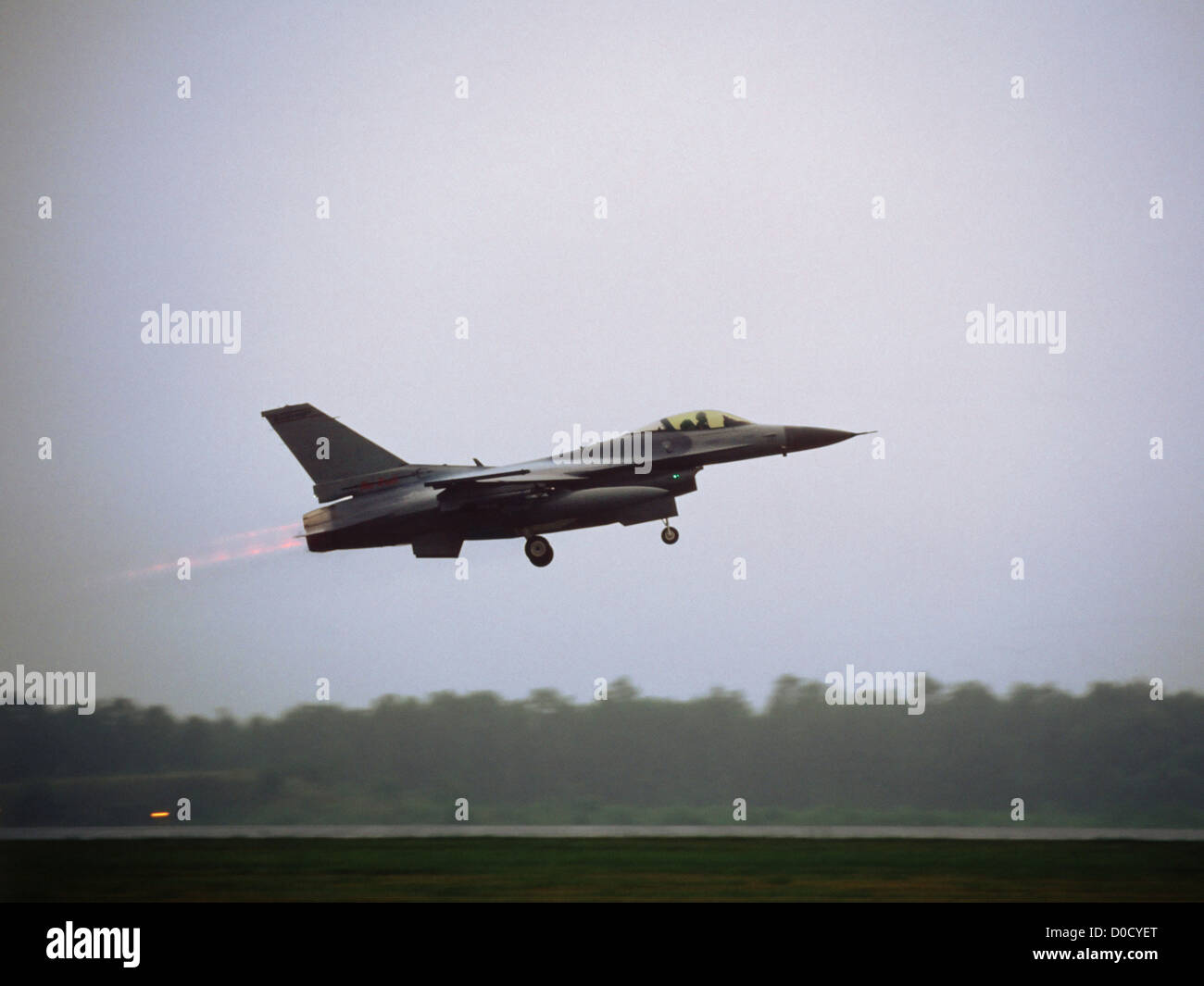Pieno Afterburner Lancio di un F-16 in tempeste Foto Stock