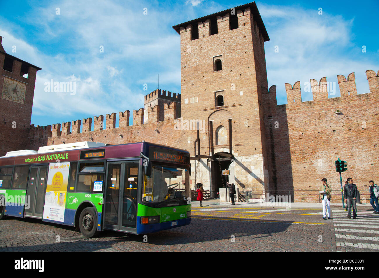Corso Cavour strada davanti alla fortezza di Castelvecchio (1355) la città di Verona Veneto Italia del nord Europa Foto Stock