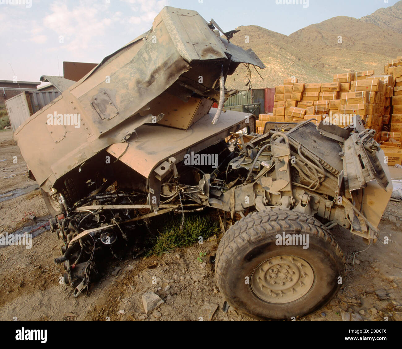 Resti di un Humvee distrutto da un improvvisato dispositivo esplosivo Foto Stock