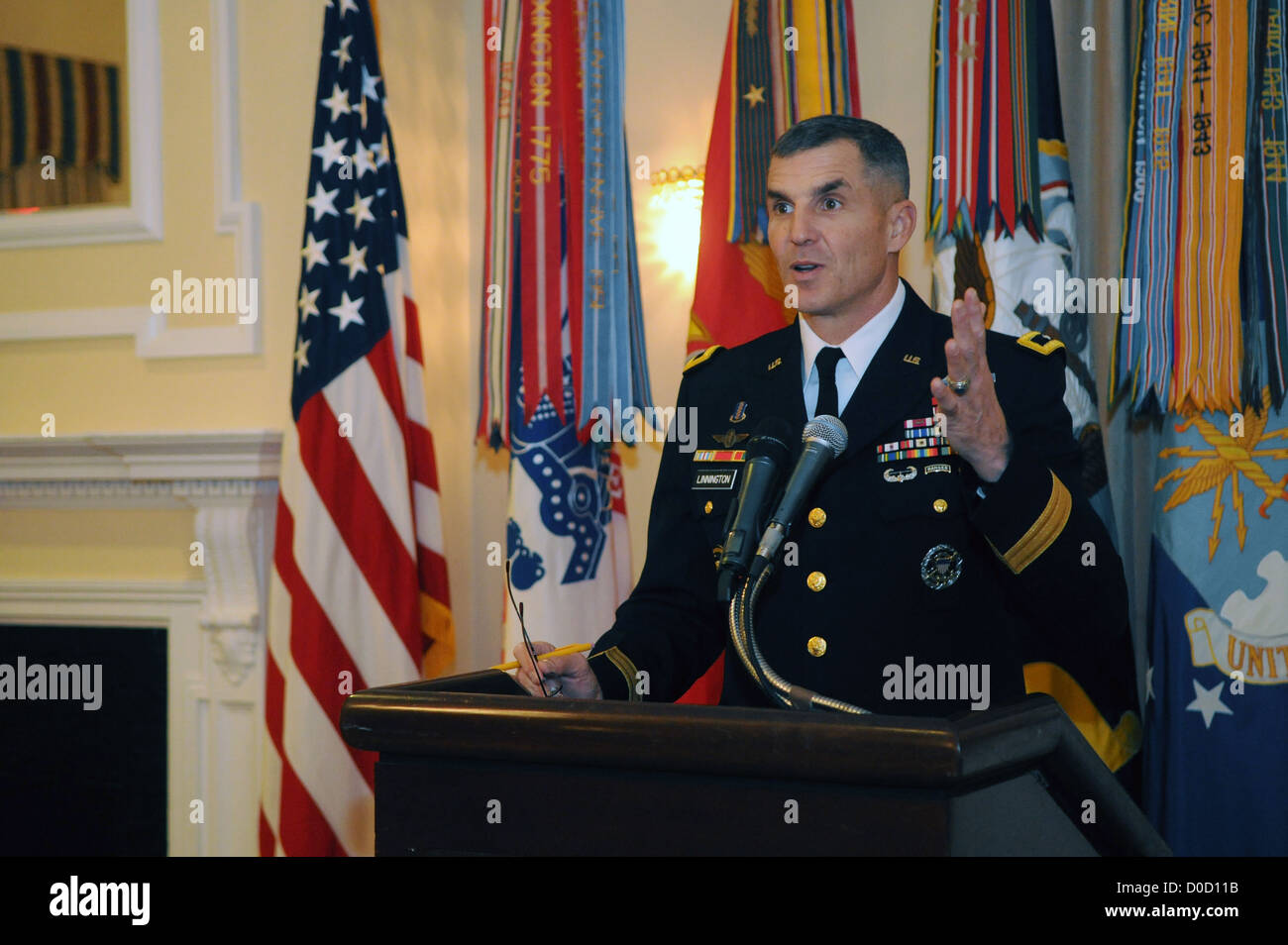 Comandante generale, U.S. Esercito il Mag. Gen. Michael S. Linnington, risolve la folla durante il ricevimento inaugurale il 9 novembre 20 A Foto Stock