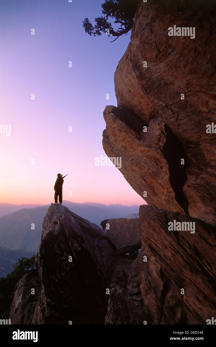 Un combattente afghano scansiona la distanza di montagna all'alba Foto Stock