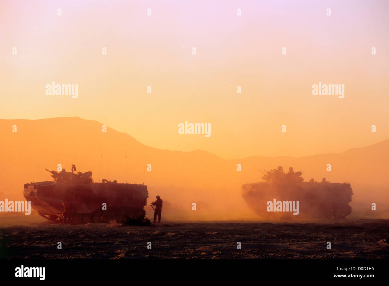 US Marine Corps Amphibious Assault veicoli al tramonto Foto Stock