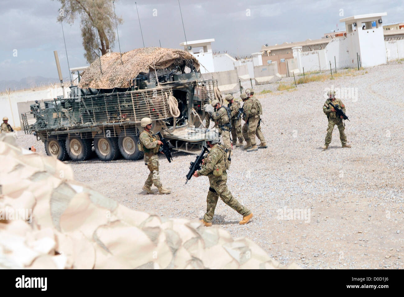 Albanese Forze Speciali membri fornire protezione durante un incontro con le forze della coalizione e i leader afghani nella provincia di Kandahar, Afghanistan, Sett. 10, 2012. Foto Stock