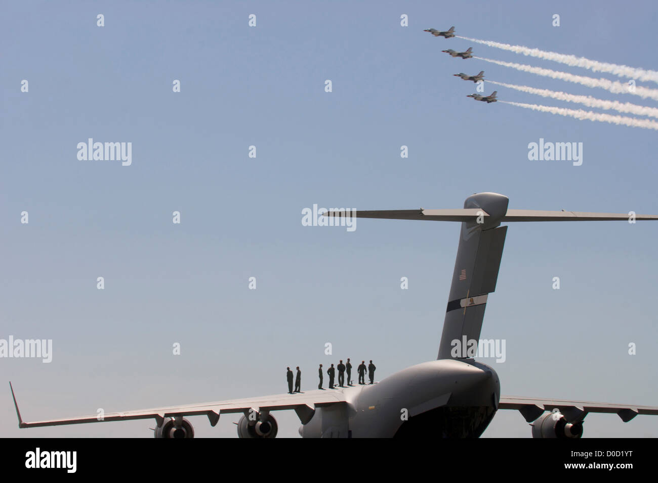 Guardando l'US Air Force Thunderbirds dall'ala di un C-17 Globemaster Foto Stock
