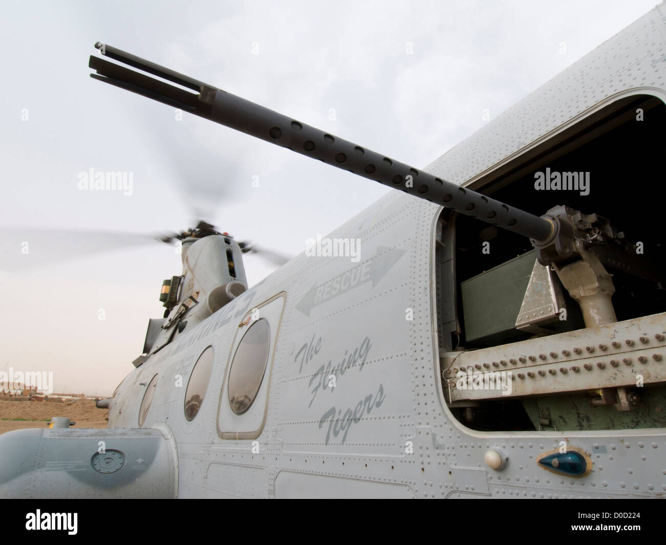 Vista in dettaglio di un M2 0,50 Caliber Machine Gun sul fianco di un US Marine Corps CH-46 Sea Knight prima l'elicottero si solleva Foto Stock