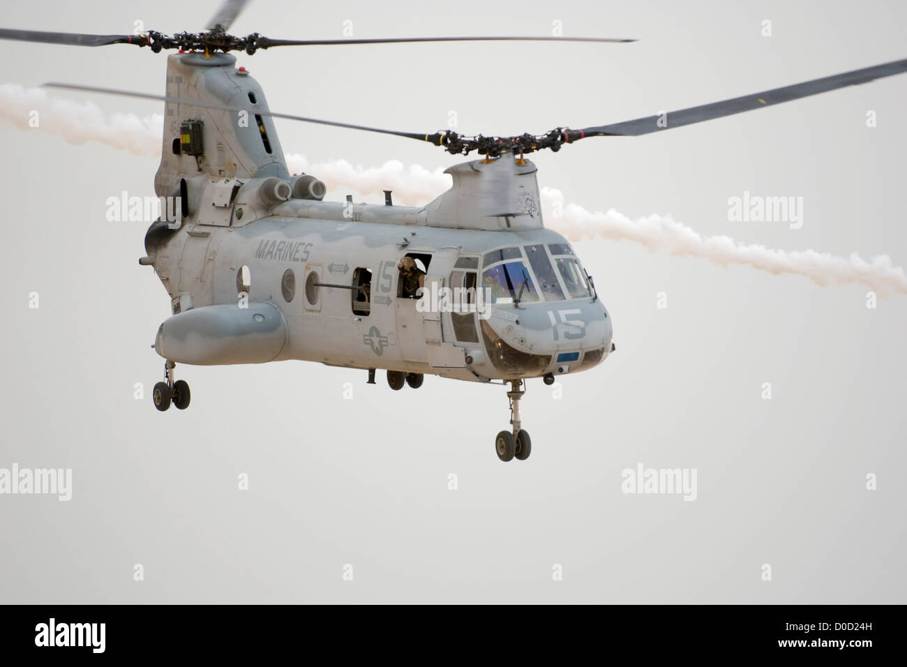 Un US Marine Corps CH-46 Sea Knight elicottero vola sopra Fallujah in Iraq Foto Stock