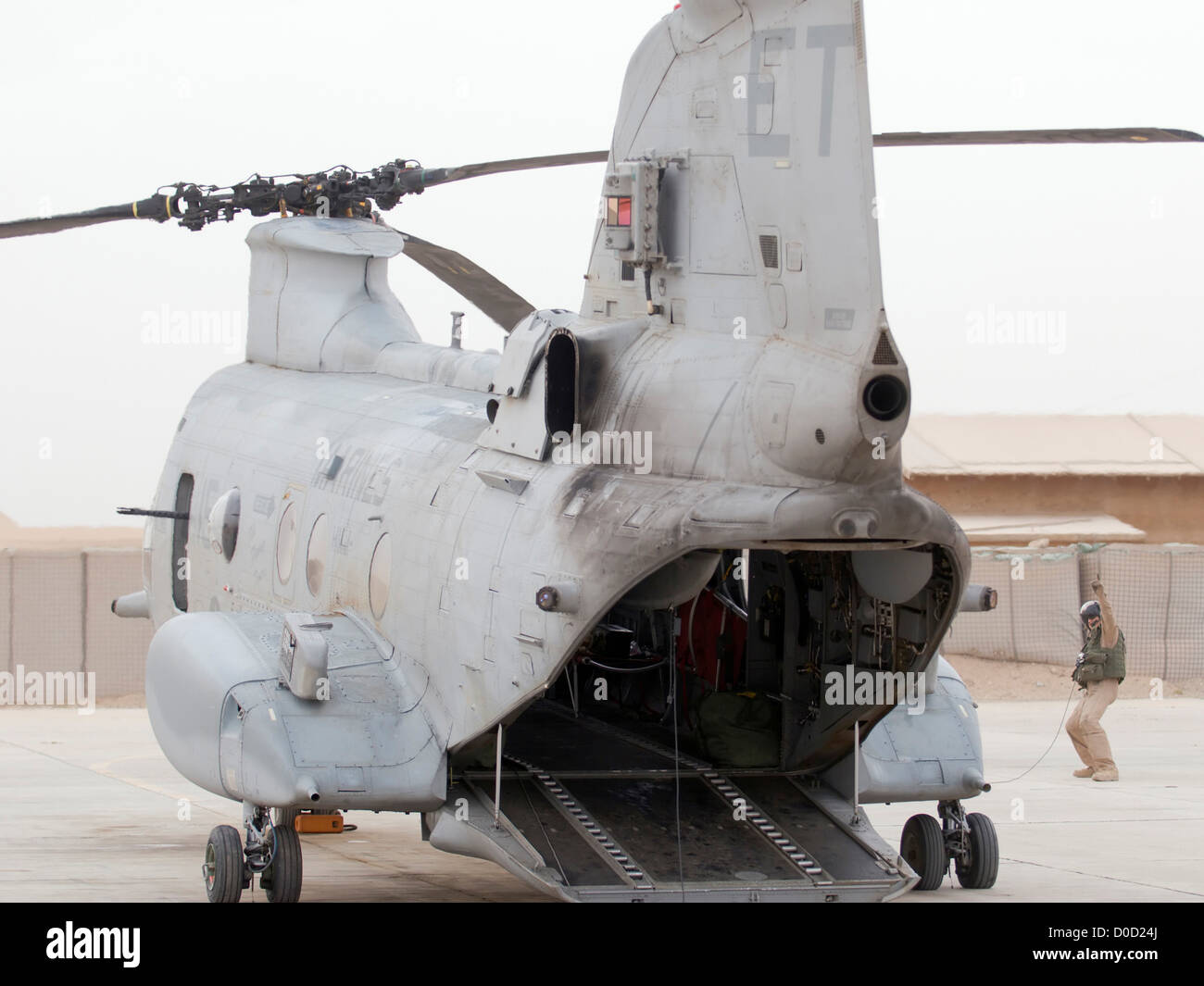 Un capo equipaggio US Marine Corps CH-46 Sea Knight segnala tutto chiaro elicottero pilota di sollevamento verticale di Copilot al Taqaddum aria in base al Foto Stock