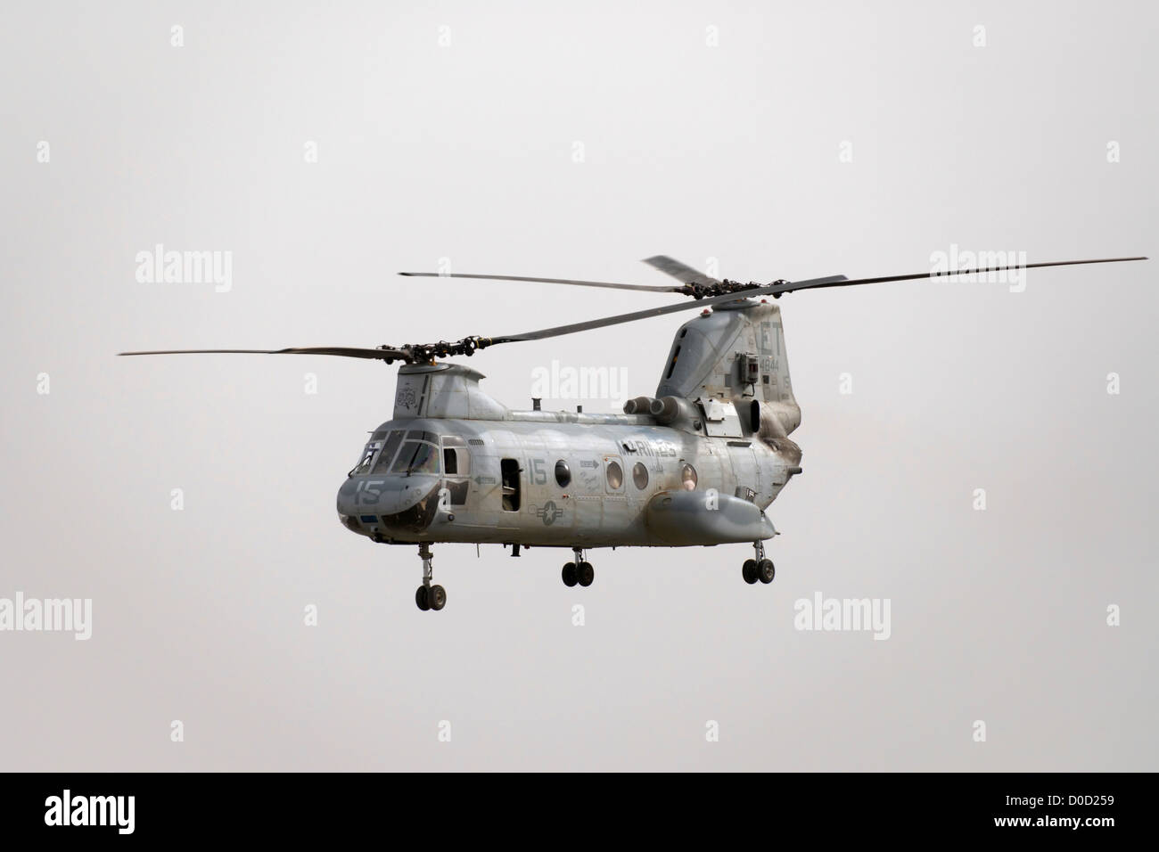 Un US Marine Corps CH-46 Sea Knight elicottero vola sopra Baghdad in Iraq Foto Stock