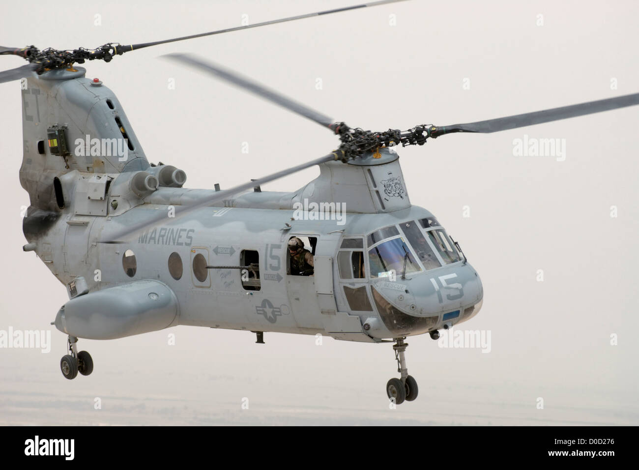 Un US Marine Corps CH-46 Sea Knight tele elicottero aria al di sopra di Fallujah, in Al Anbar Provincia di Iraq Foto Stock