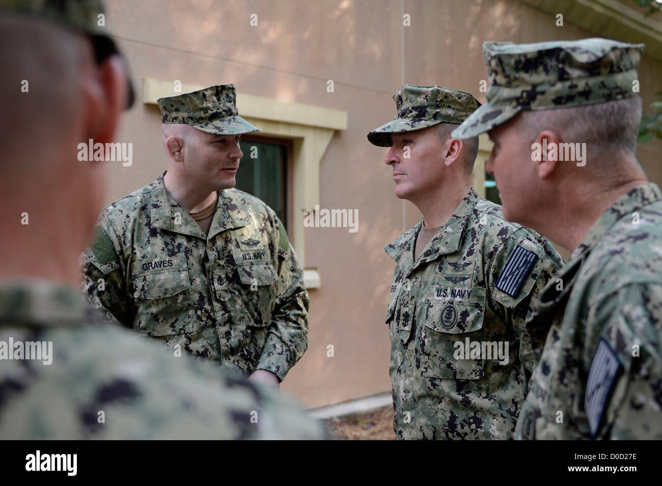 Master Chief Sottufficiali della Marina (MCPON) Mike D. Stevens, medio, viene accolto da Chief Hospital Corpsman Charles Graves, Senior leader arruolato per ramo navale Health Clinic, Bahrein, durante una visita negli Stati Uniti Comando centrale zona di responsibi Foto Stock