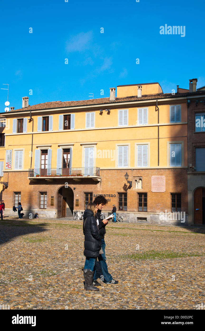 Turista giovane con mappa a Piazzale San Giovanni piazza centrale di Parma Città Regione Emilia Romagna Italia centrale Europa Foto Stock