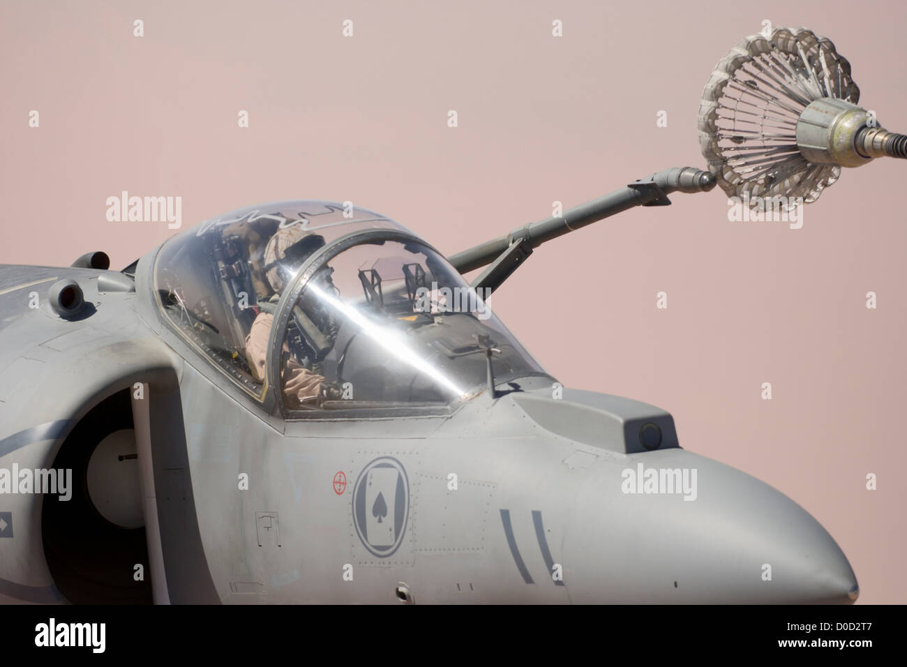 Un marine statunitense aviatore manovre attentamente il suo AV-8B Harrier in posizione di fare rifornimento di carburante il suo mestiere alta oltre al Anbar Provincia Iraq Foto Stock