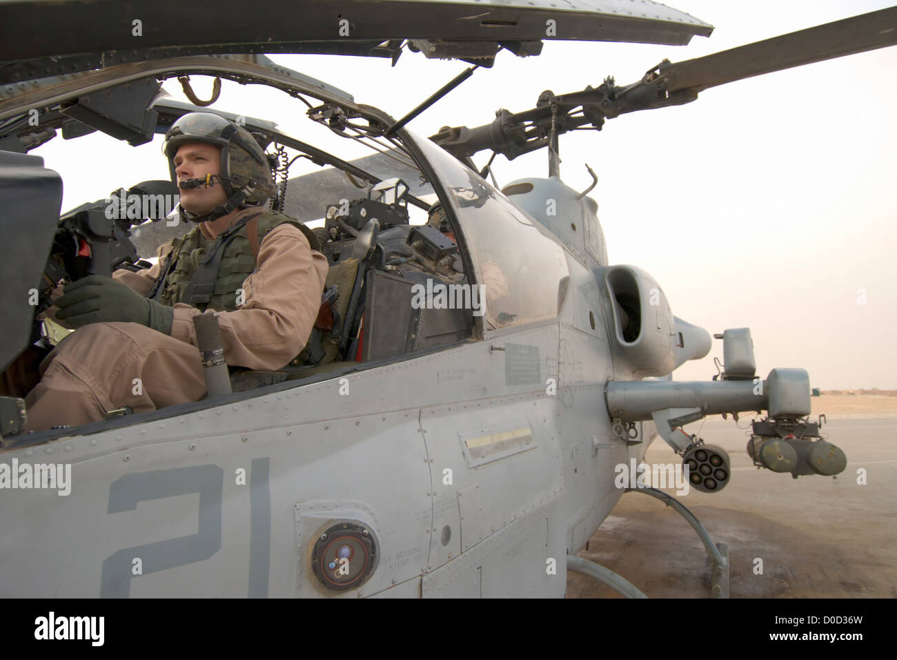 Un US Marine Corps aviatore si prepara a lanciare il suo AH-1W Super Cobra da Al Asad aria in base al Anbar Provincia di Iraq Foto Stock