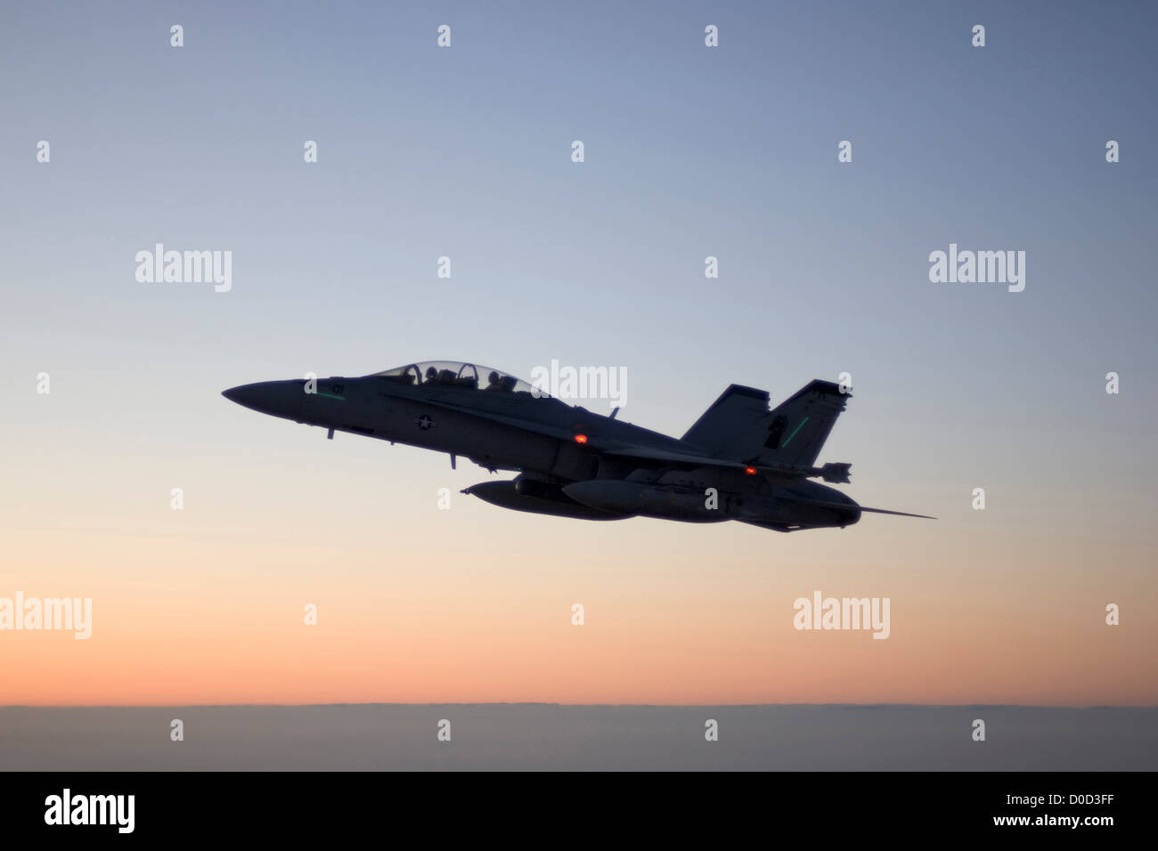 Aria Aria Visualizza US Marine Corps F/A-18D Hornet miglia sopra al Anbar Provincia Iraq durante il tramonto vicino aria missione di supporto Foto Stock