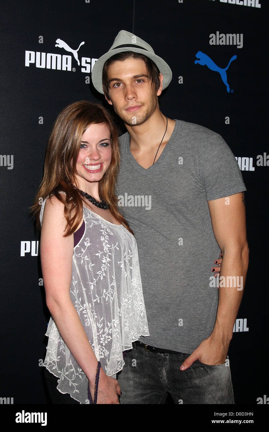 Molly Burnett e Casey Deidrick PUMA Social Club LA lancio tenutasi al tramonto Towers - Gli arrivi di Los Angeles, California - Foto Stock