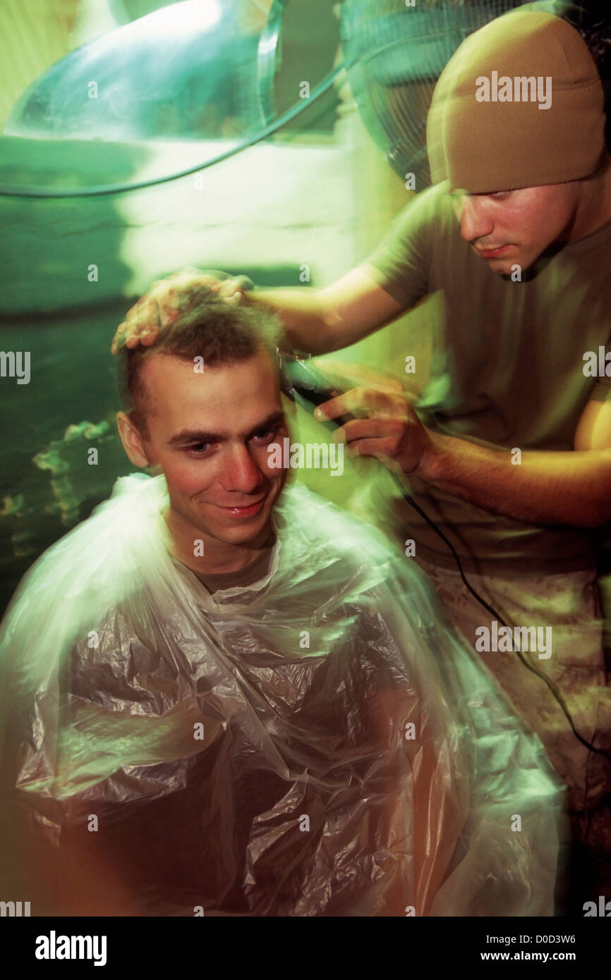 Marine si ottiene un taglio di capelli a un avamposto di combattimento in Barwana, Iraq Foto Stock