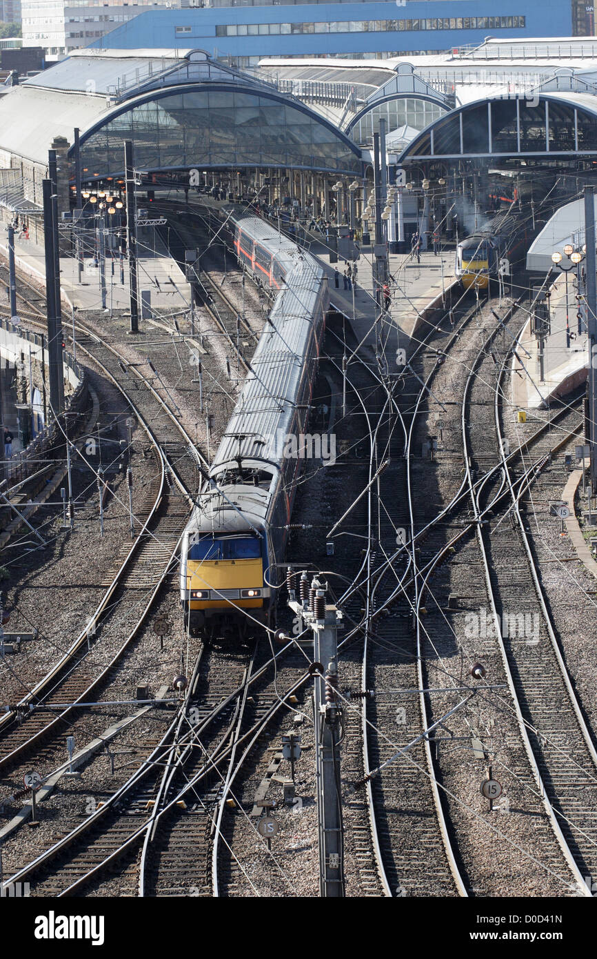 Una elevata velocità del treno elettrico lascia la stazione ferroviaria centrale di Newcastle Central North East England Regno Unito Foto Stock