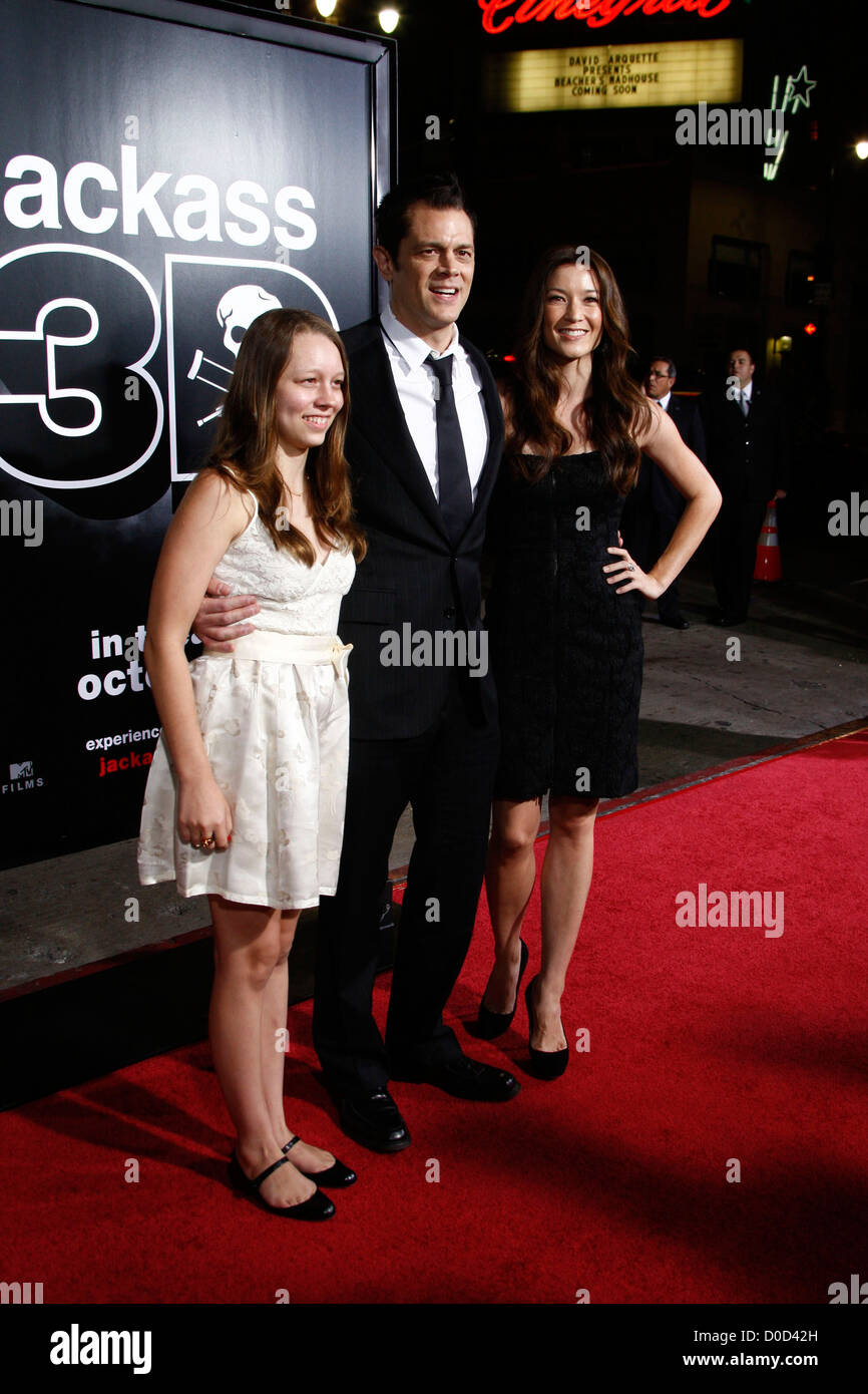 Johnny Knoxville, moglie Naomi Nelson, figlia Madison (l) di Los Angeles prima di "Jackass 3D' al Grauman's Chinese Theater Foto Stock