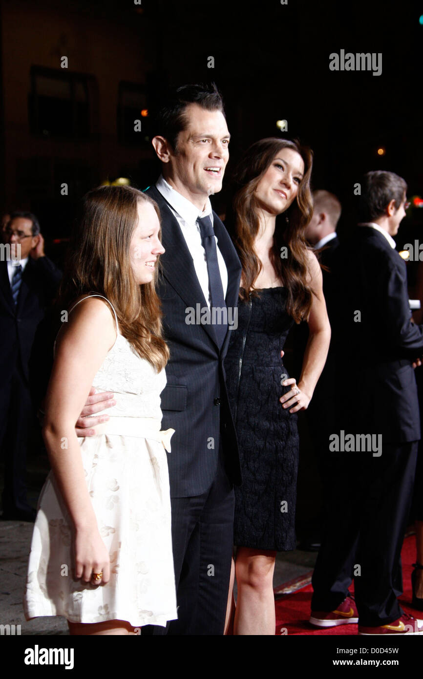 Johnny Knoxville, moglie Naomi Nelson, figlia Madison (l) di Los Angeles prima di "Jackass 3D' al Grauman's Chinese Theater Foto Stock
