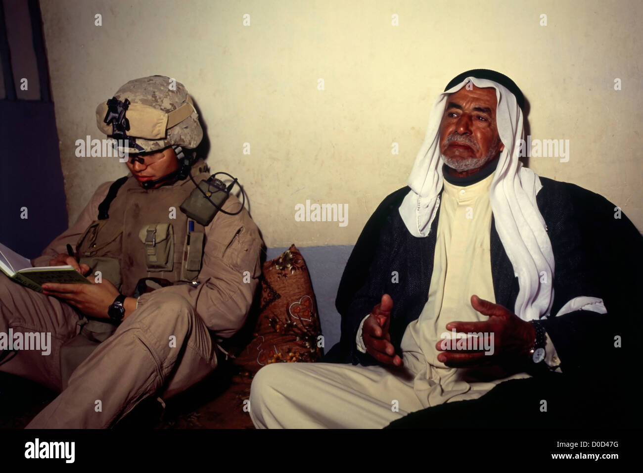 Un uomo iracheno discute l'Iran - Iraq guerra con Marines americani nella città di Albu Hyatt, in Iraq della provincia di Anbar Foto Stock