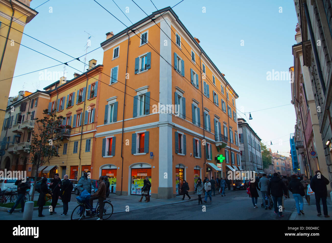 Passeggiata la passeggiata serale lungo la Via Emilia street central Modena città regione Emilia Romagna Italia centrale Europa Foto Stock