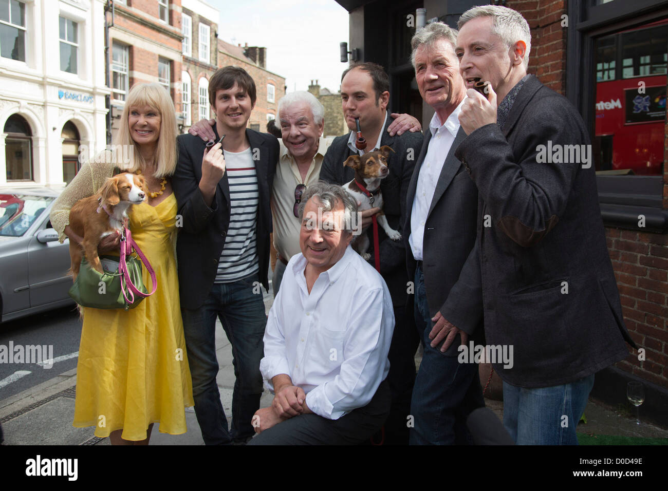 Inaugurazione di una targa blu per il ritardo di Monty Python stati Graham Chapman nel villaggio di Highgate, Londra Foto Stock