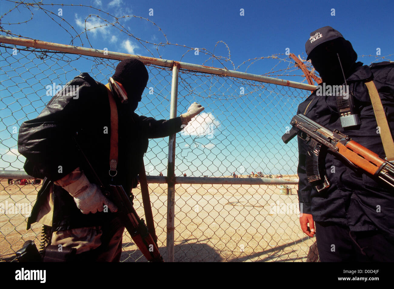Masked membri della nazionale iracheno forza di polizia di tenere i loro AK-47 fucili di assalto vicino alla città di Haditha in Iraq Foto Stock