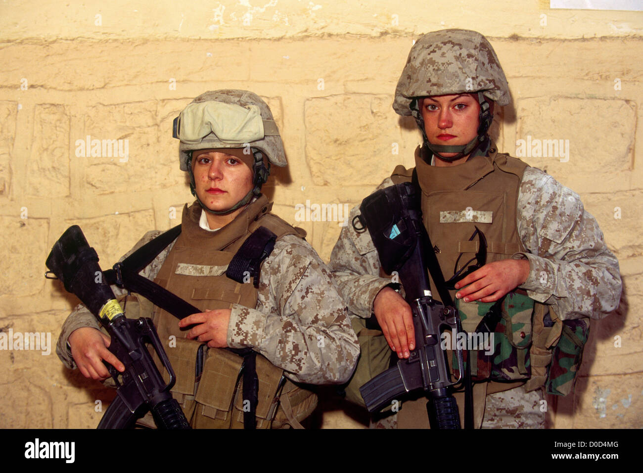 Donne Marines pongono a un avamposto di combattimento in Barwana, Iraq Foto Stock