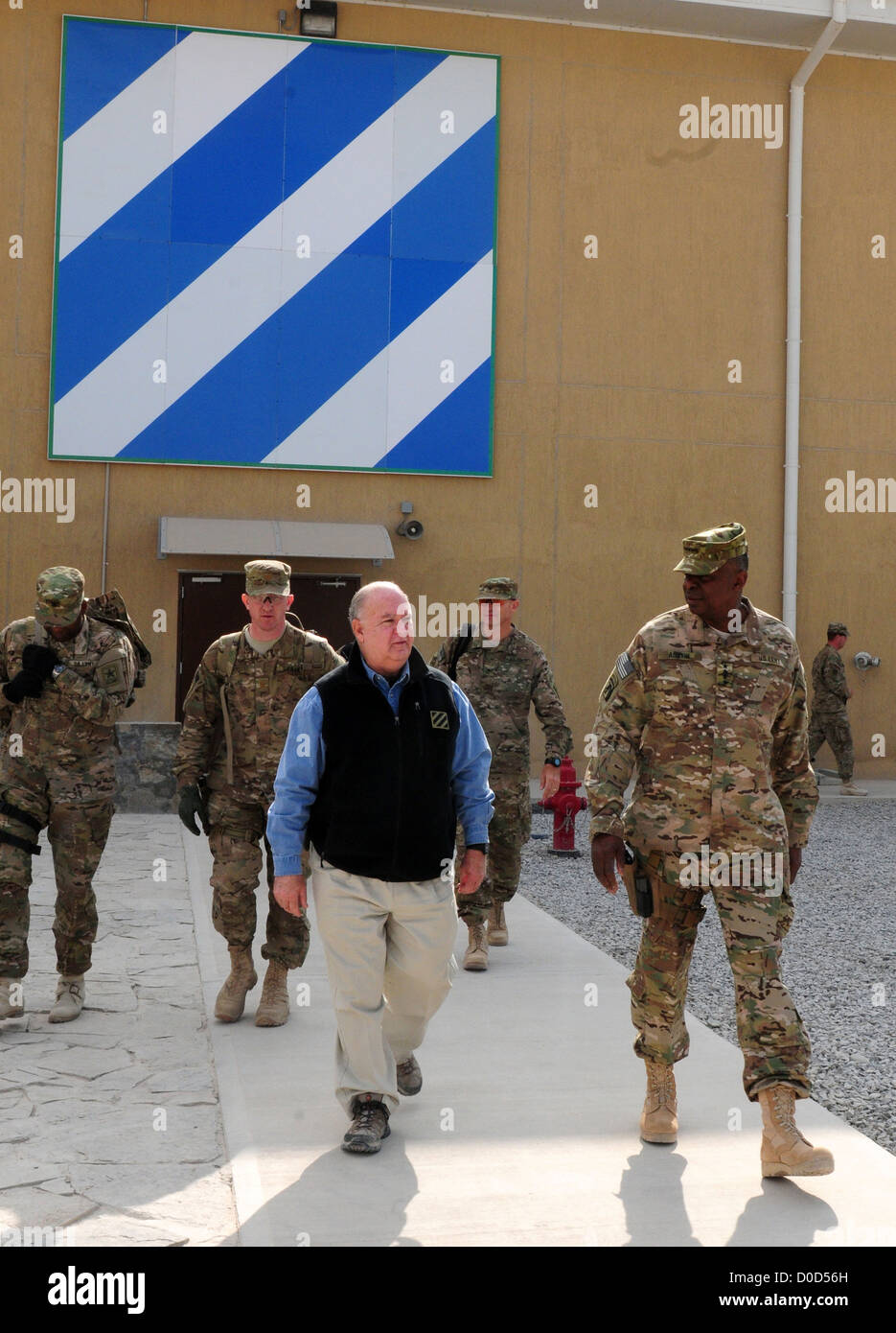 Il dottor Joseph Westphal e il generale Lloyd J. Austin III visitano i membri del servizio presso l'aeroporto di Kandahar, Afghanistan, durante una visita del giorno del Ringraziamento il 22 novembre 2012, per aumentare il morale e sostenere le truppe. Foto Stock