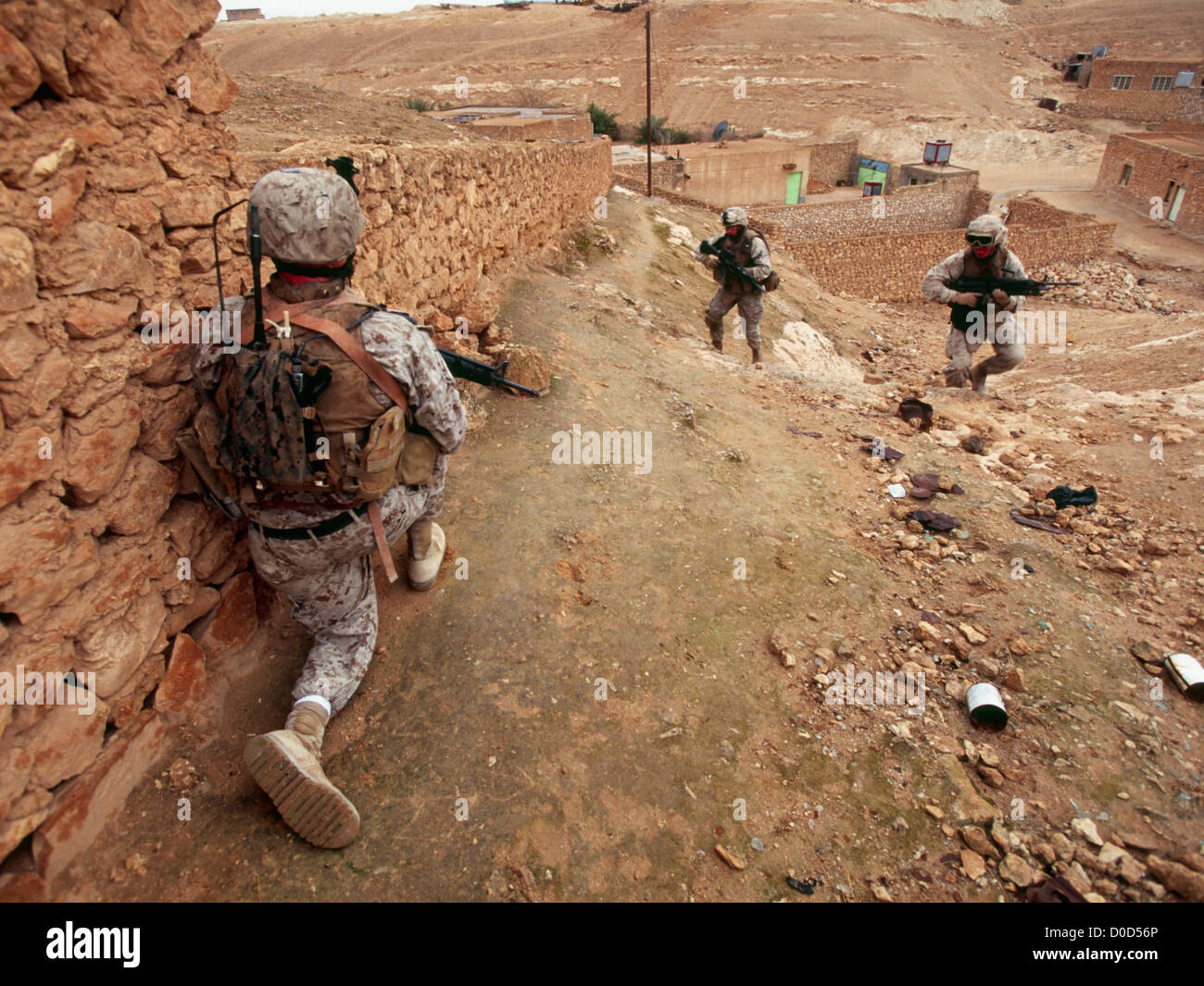 Come loro Leader squadra guarda, Marines Sprint fino alla cima di una collina nel corso di un combattimento in pattuglia Barwana, Iraq Foto Stock