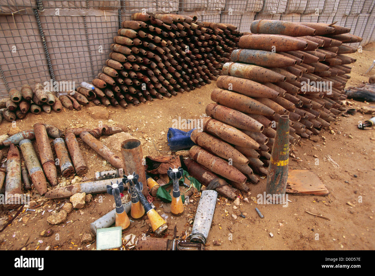 Artiglieria catturata tornate, colpi di mortaio e attrezzature destinate ad essere utilizzate per congegni esplosivi improvvisati, Barwana, Iraq Foto Stock