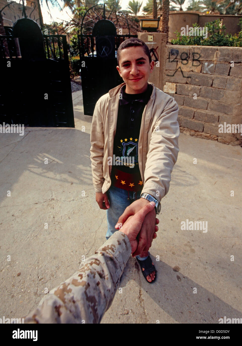 Saluto un ragazzo iracheno durante una operazione di combattimento in Haqlaniyah, Iraq Foto Stock