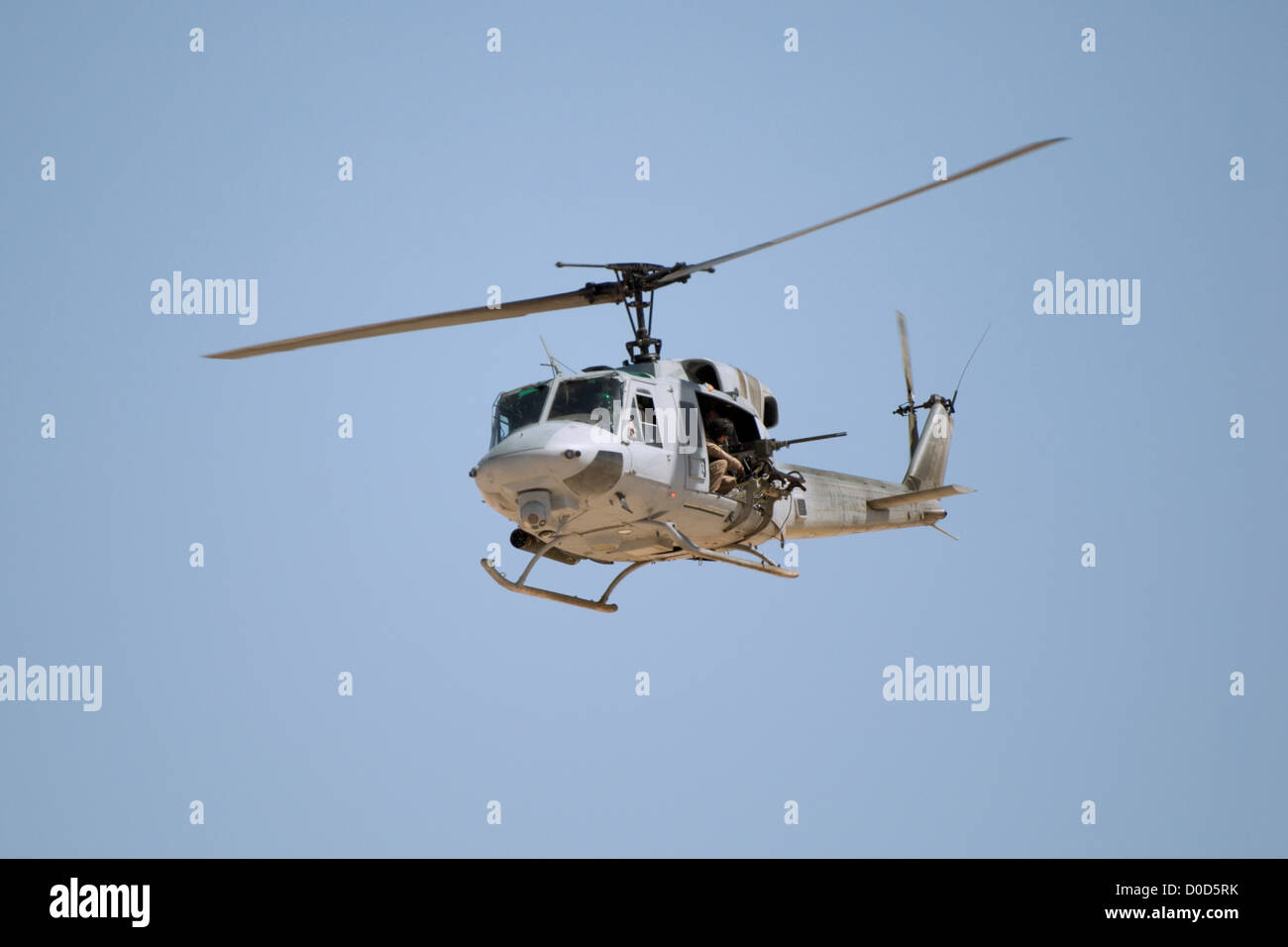 Un US Marine Corps UH-1N 'Huey' Iroquois Gunship rende un attacco eseguito Foto Stock