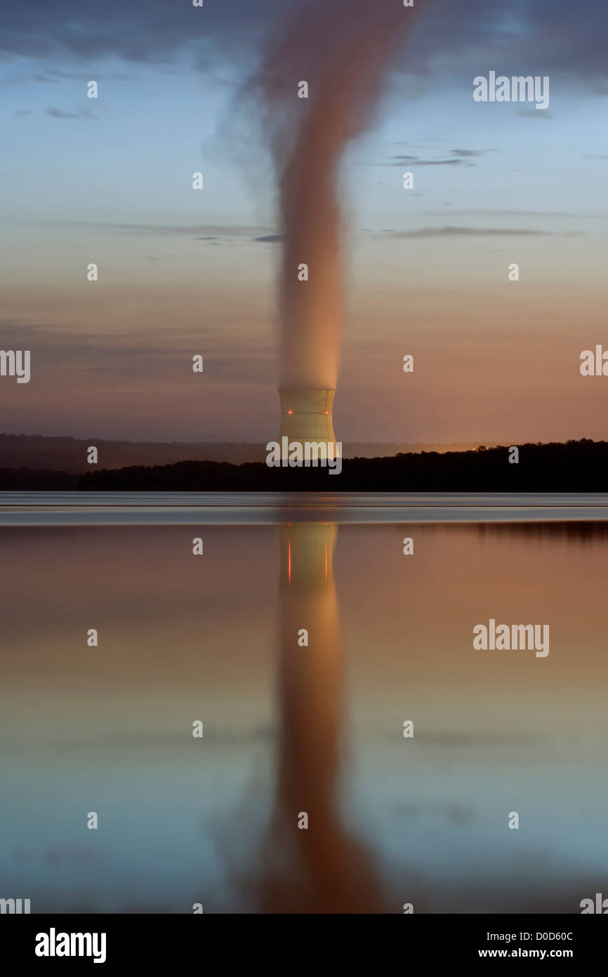 Vista l'alba di un impianto ad energia nucleare Foto Stock