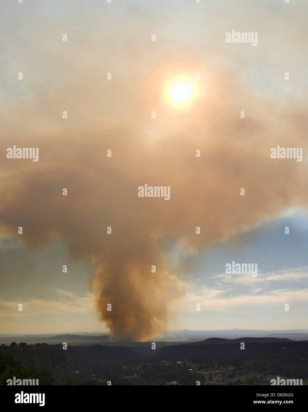 Incendio di foresta fungo produce nuvola di fumo Foto Stock